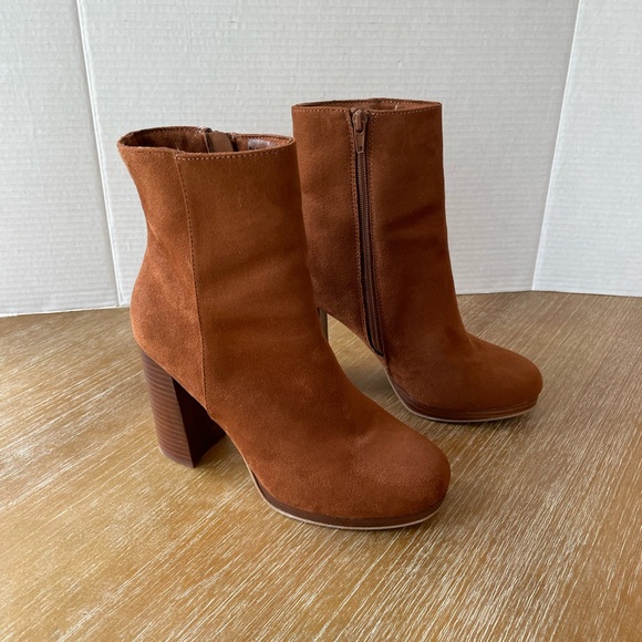 Mari A. Ankle bootie 8M chestnut 4 inch faux suede heels - Picture 2 of 8